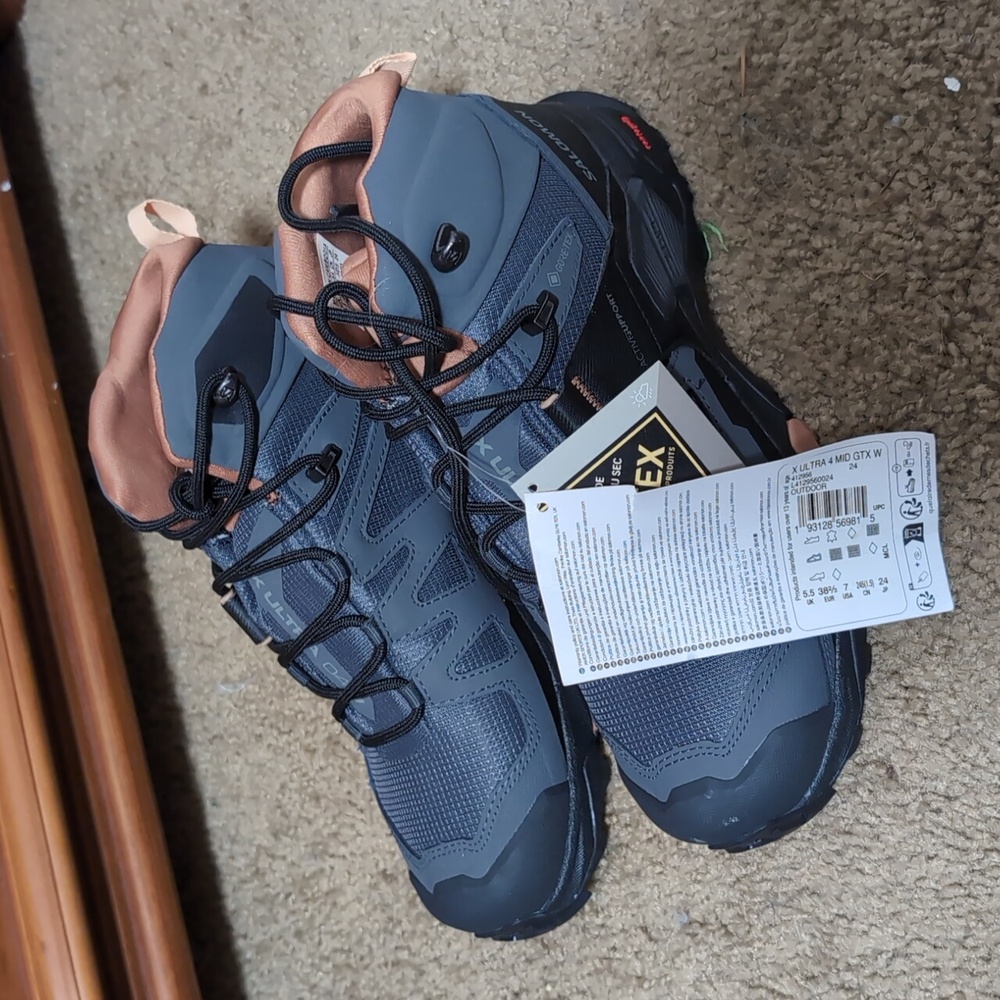 NWT Salomon Mid-Rise Hiking Boots